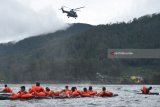 Penerbang pesawat tempur mengikuti latihan 'survival' di Telaga Sarangan, Magetan, Jawa Timur, Kamis (15/2). Latihan 'survival' yang diikuti 40 penerbang pesawat tempur dan teknisi dari Skuadron Udara 3, Skuadron Udara 14 dan Skuadron Udara 15 Lanud Iswahjudi Magetan tersebut bertujuan meningkatkan keterampilan dan kemampuan mempertahankan hidup bila terjadi kecelakaan pesawat di wilayah perairan musuh. Antara Jatim/Siswowidodo/zk/18