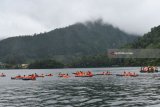 Penerbang pesawat tempur mengikuti latihan 'survival' di Telaga Sarangan, Magetan, Jawa Timur, Kamis (15/2). Latihan 'survival' yang diikuti 40 penerbang pesawat tempur dan teknisi dari Skuadron Udara 3, Skuadron Udara 14 dan Skuadron Udara 15 Lanud Iswahjudi Magetan tersebut bertujuan meningkatkan keterampilan dan kemampuan mempertahankan hidup bila terjadi kecelakaan pesawat di wilayah perairan musuh. Antara Jatim/Siswowidodo/zk/18