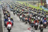 Ribuan biker memacu motornya saat Suzuki Bike Meet-Jambore Nasional 2018 di Sirkuit Internasional Sentul, Kabupaten Bogor, Jawa Barat, Sabtu (3/2). Suzuki Bike Meet-Jambore Nasional 2018 yang diselenggarakan PT. Suzuki Indomobil Sales (SIS) yang diikuti biker dari 63 klub dan komunitas tersebut sebagai ajang kebersamaan dan kekompakan pengguna dan pecinta sepeda motor Suzuki di Indonesia. ANTARA JABAR/Arif Firmansyah