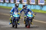 Pembalap team Suzuki Ecstar Motogp 2018 Andrea Iannone (kiri) dan Alex Rins (kanan) memacu motornya saat Suzuki Bike Meet-Jambore Nasional 2018 di Sirkuit Internasional Sentul, Kabupaten Bogor, Jawa Barat, Sabtu (3/2). Suzuki Bike Meet-Jambore Nasional 2018 yang diselenggarakan PT. Suzuki Indomobil Sales (SIS) yang diikuti ribuan biker dari 63 klub dan komunitas tersebut sebagai ajang kebersamaan dan kekompakan pengguna dan pecinta sepeda motor Suzuki di Indonesia. ANTARA JABAR/Arif Firmansyah