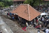 Warga bersama Badan Penanggulangan Bencana Daerah (BPBD) mencari korban tewas akibat longsor pada senderan penahan tebing Pura Bukit Desa Bitera, Gianyar, Senin (5/2). Musibah tersebut terjadi akibat tanah yang labil di musim hujan sehingga menimbun pekerja yang sedang memperbaiki senderan Pura itu dan menyebabkan seorang tewas serta dua luka berat. Antaranews Bali/Nyoman Budhiana/2018.