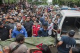 Warga bersama Badan Penanggulangan Bencana Daerah (BPBD) mengevakuasi korban tewas akibat longsor pada senderan penahan tebing Pura Bukit Desa Bitera, Gianyar, Senin (5/2). Musibah tersebut terjadi akibat tanah yang labil di musim hujan sehingga menimbun pekerja yang sedang memperbaiki senderan Pura itu dan menyebabkan seorang tewas serta dua luka berat. Antaranews Bali/Nyoman Budhiana/2018.