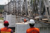 Pekerja mempersiapkan pelebaran jembatan kereta api guna dibangun rel jalur ganda (double track) di Kertosono, Nganjuk, Jawa Timur, Rabu (7/2). Pemerintah menargetkan double track lintas selatan Jawa selesai pada tahun 2019. Antara Jatim/Prasetia Fauzani/zk/18