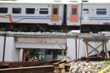 Pekerja menyiapkan pemasangan besi tiang penyangga pada jembatan kereta api guna dibangun rel jalur ganda (double track) di Kertosono, Nganjuk, Jawa Timur, Rabu (7/2). Pemerintah menargetkan double track lintas selatan Jawa selesai pada tahun 2019. Antara jatim/Prasetia Fauzani/zk/18