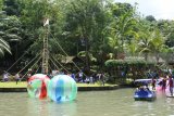 Pengunjung menikmati permainan 'flying fox', sepeda air, bola air (water ball) di Taman Botani Sukorambi, Jember, Jawa Timur, Minggu (11/2). Tempat wisata itu menyajikan 17 kegiatan pariwisata, seperti edukasi batik, wisata alam, budidaya kelinci, edukasi hidroponik guna mencapai target kunjungan wisatawan Tahun 2018 di Indonesia. Antara Jatim/Seno/18.