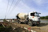 Pekerja melakukan betonisasi jalan di kawasan kampung nelayan Karangsong, Indramayu, Jawa Barat, Senin (26/2). Kementerian Pekerjaan Umum dan Perumahan Rakyat (PUPR) menargetkan revitalisasi 11 kampung nelayan selesai pada akhir 2018. ANTARA JABAR/Dedhez Anggara/agr/18.