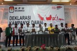 Tiga pasangan calon wali kota dan wakil wali kota gorontalo, membacakan kesepakatan deklarasi kampanye damai.