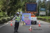 Polisi mengatur lalu lintas di Jalur Puncak Gunung Mas Kabupaten Bogor, Jawa Barat, Senin (19/2). Hari ini Polres Bogor akan melakukan uji coba jalur puncak yang diperuntukan bagi kendaraan roda dua dan roda empat setelah sempat ditutup pasca longsor yang terjadi pada Senin (5/2) lalu. ANTARA JABAR/Raisan Al Farisi/agr/18