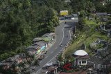 Kendaraan melintas di jalur puncak Kabupaten Bogor, Jawa Barat, Senin (19/2). Hari ini Polres Bogor akan melakukan uji coba jalur puncak yang diperuntukan bagi kendaraan roda dua dan roda empat setelah sempat ditutup pasca longsor yang terjadi pada Senin (5/2) lalu. ANTARA JABAR/Raisan Al Farisi/agr/18