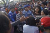 Anggota DPR RI dari Fraksi Demokrat Venna Melinda (tengah) berjalan melewati warga saat menghadiri kampanye tatap muka yang dilakukan pasangan calon Bupati/Wakil Bupati Margiono-Eko Prisdianto di Pasar Ngemplak, Tulungagung, Jawa Timur, Minggu (25/2). Selain menjadi bintang tamu dalam kampaye Margiono, Venna memanfaatkan kegiatan tatap muka warga itu untuk mensosialisasikan nomor urut 14 milik Partai Demokrat di Pemilu 2019. Antara Jatim/Destyan Sujarwoko/zk/18