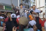 Anggota DPR RI dari Fraksi Demokrat Venna Melinda (kiri) dan Calon Bupati Tulungagung Margiono (kanan) berjoget di forum kampanye tatap muka yang dilakukan pasangan calon Bupati/Wakil Bupati Margiono-Eko Prisdianto di Pasar Ngemplak, Tulungagung, Jawa Timur, Minggu (25/2). Selain menjadi bintang tamu dalam kampaye Margiono, Venna memanfaatkan kegiatan tatap muka warga itu untuk mensosialisasikan nomor urut 14 milik Partai Demokrat di Pemilu 2019. Antara Jatim/Destyan Sujarwoko/zk/18