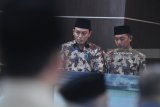 Paslon Cabup-Cawabup  'Berbaur' (Badrud Tamam-Raja'e) menyampaikan visi-misi dan program di kantor DPRD Pamekasan, Jawa Timur, Kamis (15/2). Paslon dengan nomor urut satu itu menyampaikan visi dan misi serta programnya jika terpilih menjadi Bupati Pamekasan periode 2018-2023 di hadapan DPRD Pamekasan. Antara Jatim/Saiful Bahri/zk/18