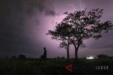 Petir menyambar di kawasan kampung nelayan Pabean udik, Indramayu, Jawa Barat, Kamis (22/2). Badan Meteorologi, Klimatologi dan Geofisika memperkirakan puncak musim hujan berlangsung hingga bulan Maret dan menghimbau masyarakat akan terjadinya hujan lebat yang dapat mengakibatkan bencana banjir dan longsor. ANTARA JABAR/Dedhez Anggara/agr/18.