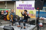 Band penghibur dalam dalam acara  sosialisasi terkait dengan penyertaan dana bergulir oleh Dinas Koperasi Usaha Mikro dan Tenaga Kerja Kota Kediri di Jalan Doho, Kediri, Jawa Timur, Minggu (25/2). Pemerintah menurunkan suku bunga dari sebelumnya 6 persen per tahun menjadi 4 persen per tahun. Pembiayaan ini dalam rentang waktu tiga tahun. Antara Jatim/ Foto/ Asmaul Chusna/zk/18