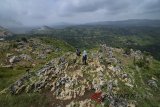 Wisatawan berfoto di wisata Stone Garden Desa Gunung Masigit, Kabupaten Bandung Barat, Jawa Barat, Minggu (4/2). Stone garden dengan ketinggian 709 meter di atas permukaan laut (MDPL) yang menawarkan pemandangan hamparan batu berusia ratusan juta tahun tersebut telah meraih peringkat dua dalam penganugerahan Pesona Destinasi Pariwisata Indonesia pada 2017 lalu. ANTARA JABAR/Raisan Al Farisi