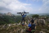 Wisatawan berfoto di wisata Stone Garden Desa Gunung Masigit, Kabupaten Bandung Barat, Jawa Barat, Minggu (4/2). Stone garden dengan ketinggian 709 meter di atas permukaan laut (MDPL) yang menawarkan pemandangan hamparan batu berusia ratusan juta tahun tersebut telah meraih peringkat dua dalam penganugerahan Pesona Destinasi Pariwisata Indonesia pada 2017 lalu. ANTARA JABAR/Raisan Al Farisi