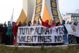 Pengunjukrasa yang tergabung dalam Kesatuan Mahasiswa Muslim Indonesia (KAMMI) dan Kesatuan Pelajar Muslim Indonesia (KPMI) mengusung poster dan spanduk saat aksi di Banda Aceh, Rabu (14/2). Aksi mahasiswa dan pelajar itu menolak Valentine Day dan mengajak masyarakat Aceh fokus untuk memperkuat tegaknya Syariat Islam secara kafah. ANTARA FOTO/Ampelsa/pd/18