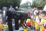 Murid TK serbu kapal perang TNI AL