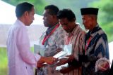 Foto Kemarin: Presiden Serahkan Sertifikat Tanah Di Ambon