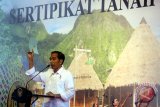 Foto Kemarin: Presiden Serahkan Sertifikat Tanah Di Ambon