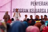 Presiden Serahkan Kartu PKH