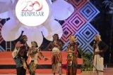 Sejumlah seniman Bali menghibur penonton saat malam apresiasi budaya di Taman Budaya Bali, Selasa (27/2). Kegiatan yang menampilkan berbagai penampilan seni budaya tradisional dan modern tersebut digelar sebagai peringatan HUT ke-230 Kota Denpasar. ANTARA FOTO/Fikri Yusuf/wdy/2018.