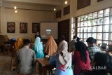 Diskusi Forum Jurnalis yang diselenggarakan Jurnalis Perempuan Khatulistiwa (JPK) dengan tema Mengukur Peran Pemerintah Kalbar Dalam Mengatasi Stunting. Menghadirkan anggota Komisi V DPRD Kalbar, Henny Dwirini, yang mengingatkan agar perempuan muda di Kalbar menyiapkan diri menjadi ibu Smart yang memperhatikan gizi pada 1000 hari pertama kehidupan agar terhindar dari ancaman generasi yang gagal tumbuh atau Stunting. (Foto Antaranews Kalbar/Nurul Hayat)