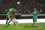 Pesepak bola Bali United Ilija Spasojevic (kedua kiri) berebut bola dengan pesepak bola Sriwijaya FC Mahamadou N'Diaye (kiri) dalam pertandingan babak Semifinal Leg 2 Piala Presiden 2018 di Stadion I Wayan Dipta, Gianyar, Bali, Rabu (14/2). ANTARA FOTO/Nyoman Budhiana/wdy/2018.