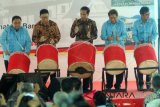 Presiden Joko Widodo (tengah) didampingi Ketua PWI Pusat Margiono (kiri), Ketua Dewan Pers Yoseph Adhi Prasetyo (kedua kiri), Menteri Komunikasi dan Informatika Rudiantara (kedua kanan), dan Gubernur Sumbar Irwan Prayitno (kanan) memukul gendang tradisional sebagai tanda peresmian puncak Hari Pers Nasional 2018 di Padang, Sumatra Barat, Jumat (9/2). Dalam sambutannya, presiden mengatakan pers semakin diperlukan di tengah kemajuan teknologi digital dan banyaknya potensi informasi yang keliru di masyarakat. Antara Foto/Iggoy el Fitra/wdy/2018