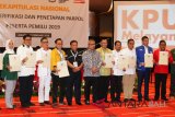 Ketua KPU Arief Budiman (keenam kanan) dan Ketua Bawaslu Abhan (kelima kiri) berfoto bersama sejumlah pengurus partai politik seusai mengumumkan hasil verifikasi dan penetapan partai politik peserta pemilu 2019 di Jakarta, Sabtu (17/2). Komisi Pemilihan Umum (KPU) menetapkan 14 dari 16 partai politik sebagai peserta Pemilihan Umum 2019, setelah keempat belas partai itu dianggap memenuhi syarat administrasi dan verifikasi faktual secara nasional .ANTARA FOTO/Rivan Awal Lingga/wdy/2018