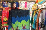 Pemilik Griya Batik Notohadinegoro Indhi Wulandari menunjukkan salah satu desain motif batik menjelang Tahun Baru Imlek di griya batiknya di Kecamatan Sumbersari, Kabupaten Jember, Jawa Timur, Senin (12/2). Griya Batik Notohadinegoro mengirimkan ratusan kain batik ke Hong Kong dan Taiwan menjelang Tahun Baru Imlek sesuai dengan pesanan yang diterima nya. Antarajatim/Zumrotun Solichah/zk/18