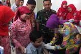 Bupati Jember Faida (kanan) memberikan imunisasi difteri kepada salah seorang pelajar di Gedung Serba Guna Jember dalam kegiatan ORI difteri di Jember, Kamis (22/2). Pemkab Jember mendeklarasikan kabupaten bebas difteri untuk anak-anak. Antarajatim/Zumrotun Solichah/zk/18