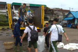 Komandan Lantamal XII Pontianak Brigjen TNI ( Mar) Endi Supardi yang diwakili Letda Laut (T) Pujiono bersama prajurit Lantamal XII bersinergi dengan perangkat daerah terkait Kota Pontianak melaksanakan bersih-bersih sampah di tepian Sungai Kapuas, Water Front City Pontianak dalan rangka memperingati Hari Peduli Sampah Nasional Tahun 2018. (Foto Dispen Lantamal Pontianak)