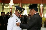 Gubernur Kalimantan Selatan H. Sahbirin Noor melantik Kepala Dinas Pemberdayaan Masyarakat Provinsi Kalimantan Selatan Desa H. Gusti Syahyar menjadi Penjabat Bupati Kabupaten Tapin, di Mahligai Pancasila, Banjarmasin, Senin (19/2). Sesuai dengan Keputusan Menteri Dalam Negeri Nomor 131.63-94 Tahun 2013, Drs Arifin Arpan telah diangkat sebagai Bupati Tapin Masa Jabatan 2013-2018 dan berakhir pada 19 Februari 2018. Foto:Antaranews Kalsel/Latif Thohir/M.