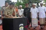 Gubernur Bali Made Mangku Pastika (kedua kiri) menandatangani naskah deklarasi disaksikan Kapolda Bali Irjen Pol Petrus Golose (kiri), Cagub Bali I Wayan Koster (keempat kanan), Cawagub Bali Tjokorda Oka Artha Ardhana Sukawati (ketiga kanan) dan Cagub Bali Ida Bagus Rai Dharmawijaya Mantra (kedua kanan), Cawagub Bali Ketut Sudikerta (kanan) saat deklarasi kesepakatan damai Pilkada Bali 2018 di Renon, Denpasar, Bali, Selasa (13/2). Dalam kegiatan tersebut, para pasangan calon berkomitmen untuk menjaga suasana aman dan kondusif dalam setiap tahapan Pilkada Bali 2018. ANTARA FOTO/Fikri Yusuf/wdy/2018