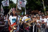 Vokalis Grup Band Navikula Robi (kiri) dan gitaris Dankie (kedua kiri) beraksi saat aksi demo tolak reklamasi Teluk Benoa di depan Kantor Gubernur Bali, Sabtu (17/2). Dalam aksi tersebut For Bali bersurat kepada kedua pasangan Calon Gubernur Bali dan partai pendukung agar melakukan aksi nyata menolak rencana Reklamasi Teluk Benoa serta membatalkan Peraturan Presiden No.51/2014 yang dinilai berpihak pada investor dan mengorbankan lingkungan. ANTARA FOTO/Wira Suryantala/wdy/2018.