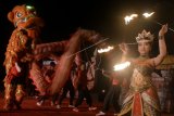 Penari api, Barongsai dan Naga Liong berkolaborasi saat tampil dalam kegiatan Festival Tahun Baru Imlek di kawasan Indonesia Tourism Development Corporation (ITDC), Nusa Dua, Bali, Sabtu (24/2) malam. Kegiatan yang juga mengkolaborasikan kesenian Bali dengan kesenian asal Tiongkok tersebut digelar dengan tujuan dapat segera memulihkan kunjungan wisatawan asal Tiongkok ke Pulau Bali setelah erupsi Gunung Agung.