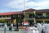 Kodim 1001/Amuntai - Balangan, melaksanakan Upacara Penaikan Bendera sekaligus memberikan  Wawasan kebangsaan di SMA Negeri 1 Paringin, Senin (5/2). (Antara Kalsel/Roly Supriadi).