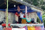 Bupati Balangan, H Ansharuddin, menjadi juru lelang tradisional, pada kegiatan saprah amal di Desa Awayah Hilir, Kecamatan Awayan