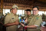 Gubernur Kalimantan Selatan, H Sahbirin Noor, menyerahkan thropy juara ke tiga kontes durian, kepada Bupati Balangan, H Ansharuddin, Senin (5/2).

Kontes Durian se-Provinsi Kalimantan Selatan tersebut dilaksanakan di Desa Kiram Kabupaten Banjar, dihadiri oleh Gubernur Kalsel, Wakil Gubernur Kalsel, Rudy Resnawan, Walikota Banjarmasin Ibnu Sina, para Bupati dan Kepala Dinas Pertanian se Provinsi Kalimantan Selatan.

Sebagai juara pertama kontes durian se Kalimantan Selatan, diraih oleh Kabupaten Tapin, Juara ke dua Kabupaten Tabalong, dan Juara ke tiga diraih Kabupaten Balangan.