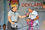 Penjabat Bupati Gorontalo Utara Drs.Hi.Abdul Haris Hadju saat menyerahkan hadiah sepeda 