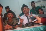 Ketua DPC PKB Jombang, Mas'ud Zuraemi (tengah) dan bakal calon wakil Bupati Subaidi Muchtar (kiri) saat memberi pernyataan sikap partai koalisi pasca OTT  Bupati Jombang Nyono Suharli Wihandoko di Graha Gus Dur Jawa Timur, Minggu (4/2). Pasca penetapan Bupati Jombang Nyono Suharli Wihandoko, sebagai tersangka dugaan suap pengisian jabatan. Partai koalisi tetap komitmen mengusung pasangan Nyono Suharli Wihandoko-Subaidi Muchtar pada Pilkada Jombang 2018 mendatang. Antara jatim/Syaiful Arif/zk/18