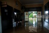 Anggota polisi berada di dalam Mapolsek Mojoagung, Jombang, Jawa Timur yang terendam banjir, Kamis (22/2). Akibat luapan air sungai gunting menyebabkan Polsek Mojoagung terendam banjir dengan ketinggian air mencapai 80 cm. Antara Jatim/Syaiful Arif/zk/18