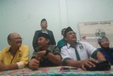 Ketua DPC PKB Jombang, Mas'ud Zuraemi (dua kanan) dan bakal calon wakil Bupati Subaidi Muchtar (tengah) saat memberi pernyataan sikap partai koalisi pasca OTT  Bupati Jombang Nyono Suharli Wihandoko di Graha Gus Dur Jawa Timur, Minggu (4/2). Pasca penetapan Bupati Jombang Nyono Suharli Wihandoko, sebagai tersangka dugaan suap pengisian jabatan. Partai koalisi tetap komitmen mengusung pasangan Nyono Suharli Wihandoko-Subaidi Muchtar pada Pilkada Jombang 2018 mendatang. Antara Jatim/Syaiful Arif/zk/18