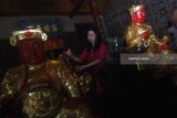 Pengurung klenteng membersihkan patung dewa di Tempat Ibadah Tri Dharma (TITD) Hong San Kiong Gudo, Jombang, Jawa Timur, Sabtu (10/2/). Ritual pencucian patung dewa ini untuk menyambut perayaan Imlek 2569 yang jatuh pada 16 Februari 2018. Antara jatim/Syaiful Arif/zk/18