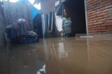 ANTARA FOTO/Warga berada di depan rumahnya yang terendam air banjir di Desa Blimbing, Gudo, Jombang, Jawa Timur, Kamis  (22/2). Berdasarkan data Badan Penanggulangan Bencana Daerah (BPBD) Jombang, setidaknya terdapat 9 Kecamatan dan ratusan rumah yang terdampak banjir yakni di Kecamatan Bareng, Mojowarno, Ngoro, Gudo, Mojoagung, Sumobito, Jombang, Diwek, dan Peterongan. Antara Jatim/Syaiful Arif/zk/18