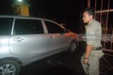 Mobil yang ditumpangi penyidik Komisi Pemberantasan Korupsi (KPK) keluar pendopo Jombang, Jawa Timur, Sabtu (3/2). Bupati Jombang, Nyono Suharli Wihandoko (NSW) diamankan Tim Penyidik KPK dalam operasi tangkap tangan (OTT). Antara jatim/Syaiful Arif/zk/18