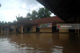 Polsek Mojoagung, Jombang, Jawa Timur terendam banjir, Kamis (22/2). Akibat luapan air sungai gunting menyebabkan Polsek Mojoagung terendam banjir dengan ketinggian air mencapai 80 cm. Antara Jatim/Syaiful Arif/zk/18