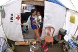 Warga yang masih mengungsi beraktivitas di dalam tenda posko pengungsian Desa Rendang, Karangasem, Bali, Kamis (8/2). Jumlah pengungsi akibat bencana erupsi Gunung Agung yang saat ini masih berstatus Awas terus menurun hingga Kamis (8/2), tercatat sebanyak 19.136 jiwa masih mengungsi di 181 titik pengungsian. ANTARA FOTO/Fikri Yusuf/wdy/2018