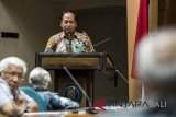 Menteri Riset Teknologi dan Pendidikan Tinggi (Menristekdikti) Mohamad Nasir menyampaikan paparannya saat pertemuan dengan Forum Guru Besar ITB di Bandung, Jawa Barat, Kamis (22/2). Pertemuan dengan puluhan Guru Besar ITB tersebut membahas kebijakan teknologi nasional. ANTARA FOTO/M Agung Rajasa/wdy/2018.